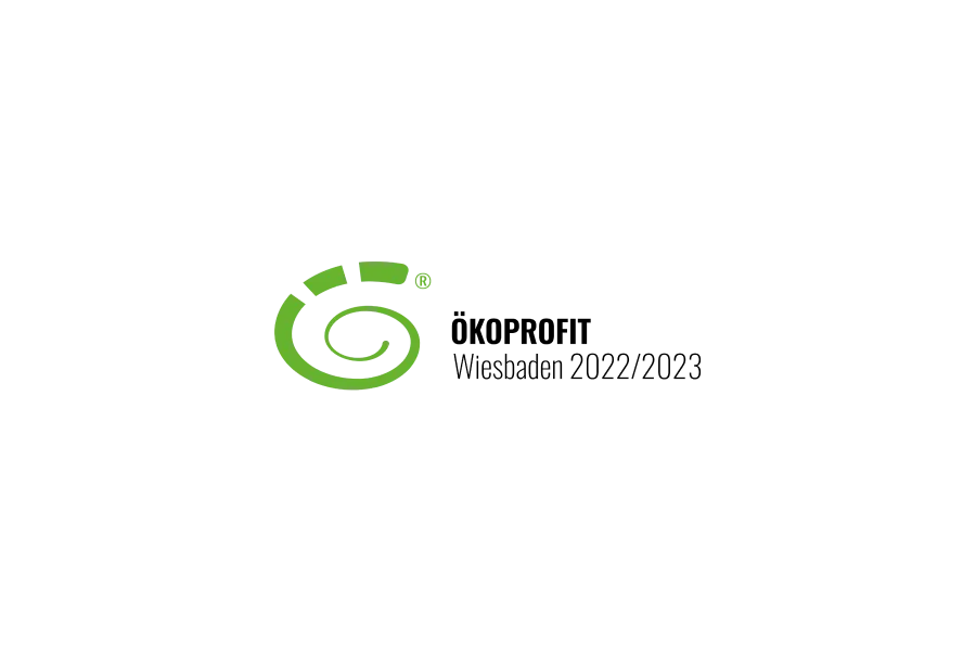Das Logo von ÖKOPROFIT. Es zeigt eine stilisierte grüne Spirale, die an ein Chamäleon oder eine Schwanzspitze erinnert.
